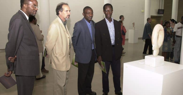Escultor angolano inaugura exposição