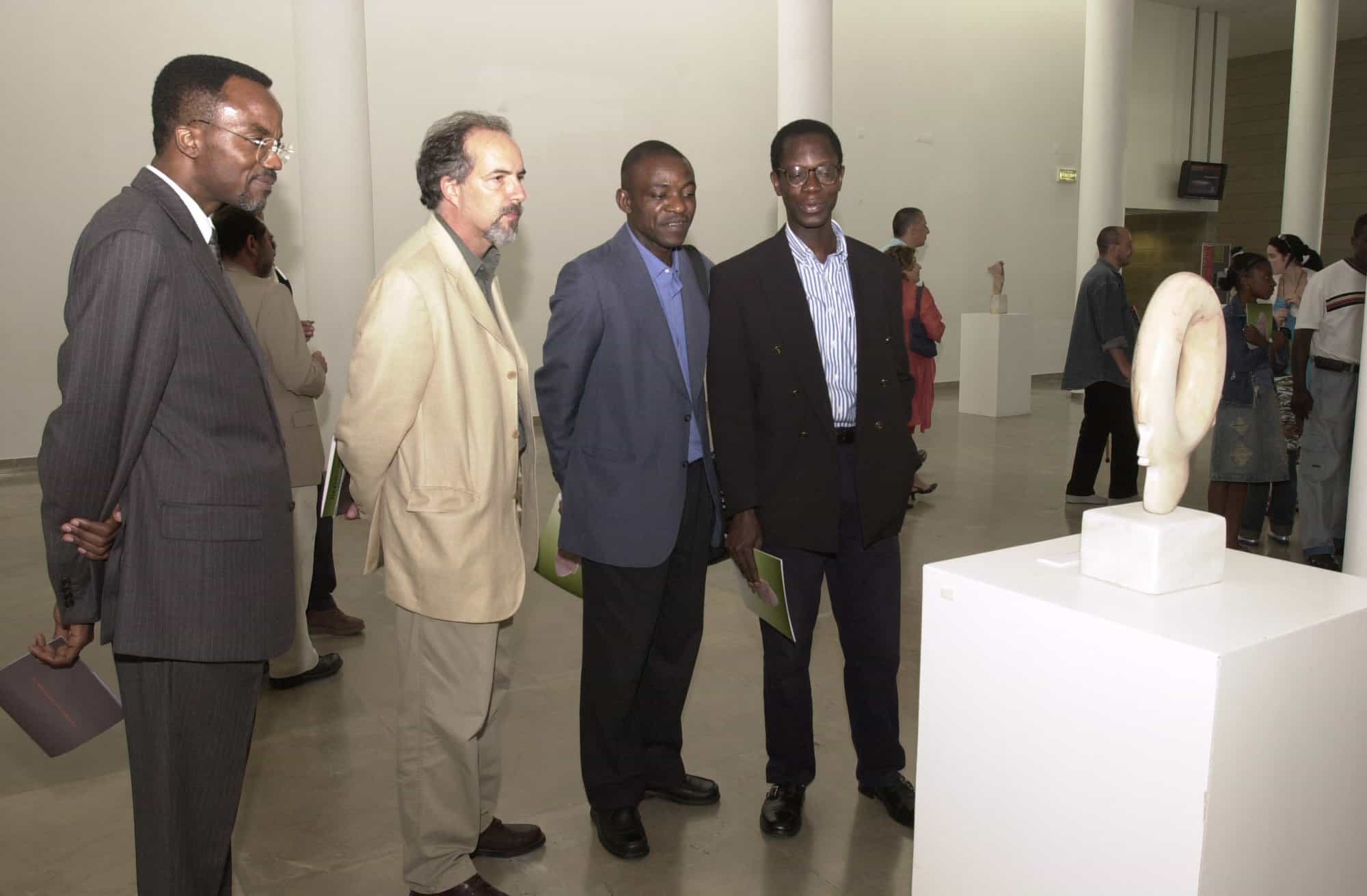 Escultor angolano inaugura exposição